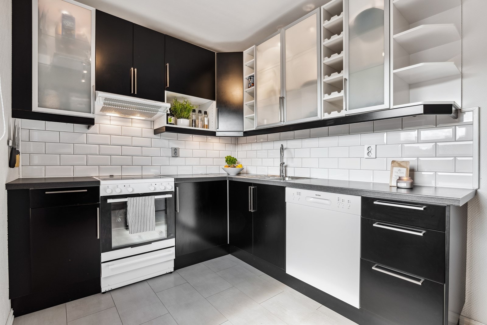 Slette fronter og laminat benkeplate Galleribilde
