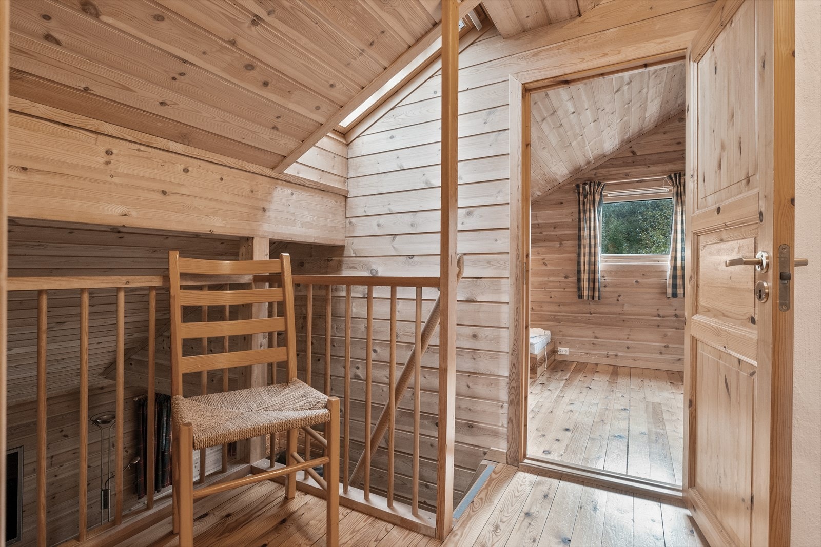 Hytta byr videre på tre koselige soverom. Et er beliggende på første plan og de to øvrige på hemsen. Galleribilde