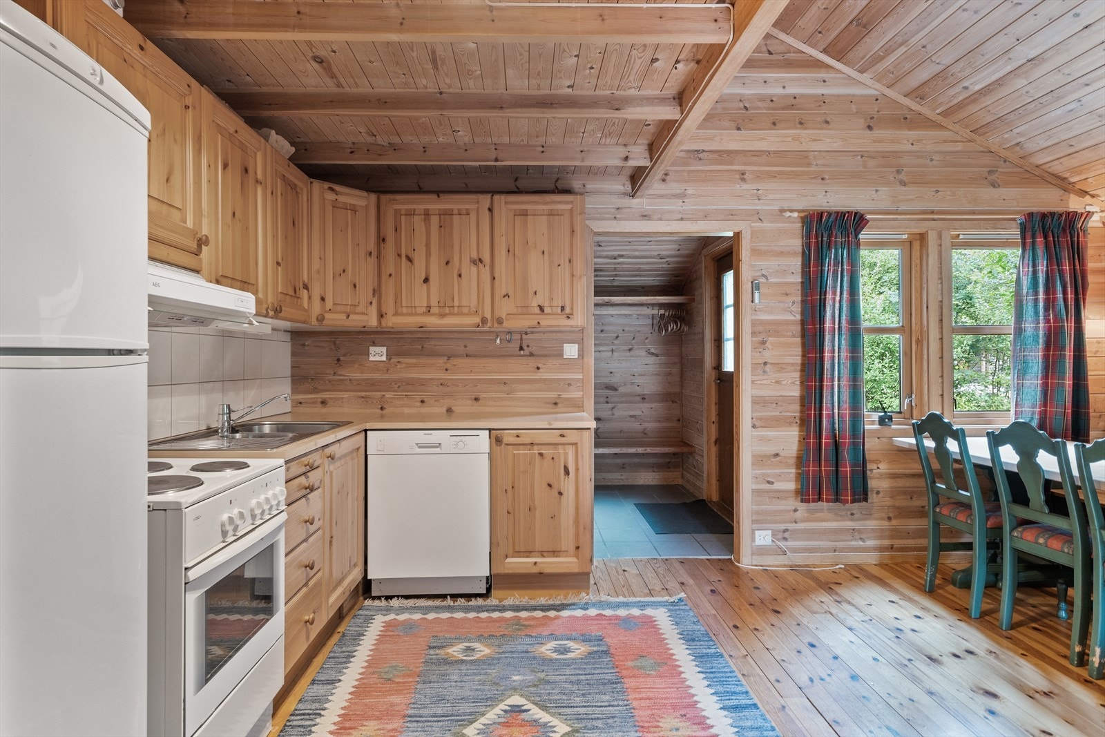 Det er videre utstyrt med oppvaskmaskin, komfyr og kjøleskap. Det er også montert kjøkkenventilator over komfyr/platetopp. Galleribilde