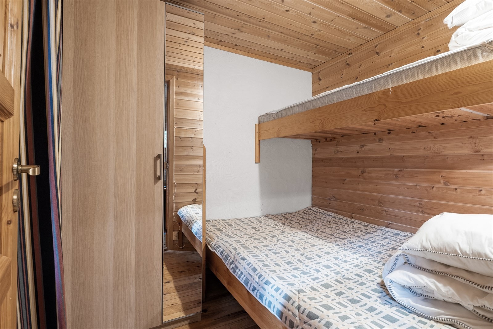 Soverommet på første plan er godt innredet med flere sengeplasser og et praktisk garderobeskap. Galleribilde