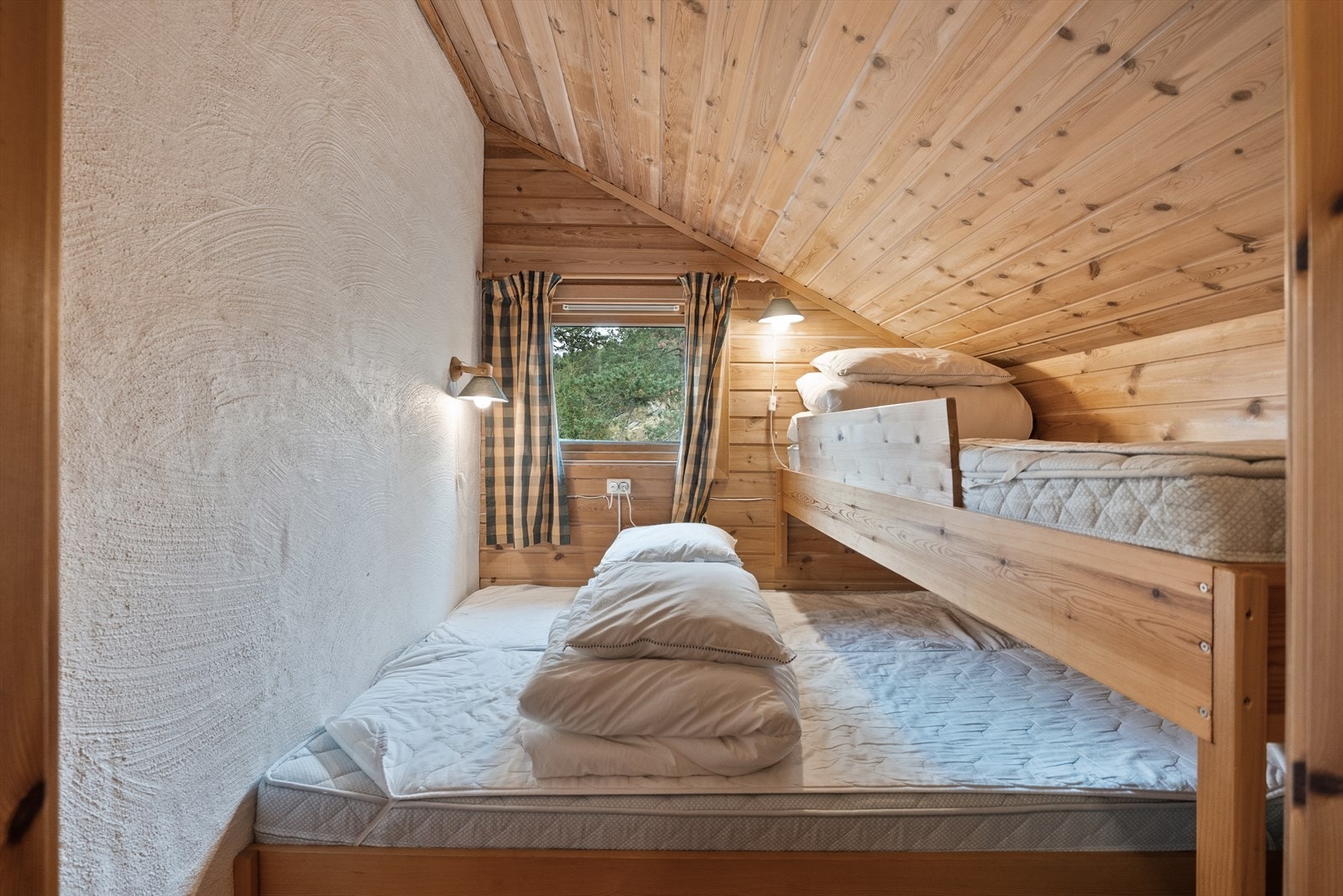 Høyde og bredde som til sammen er minimum 1,5m og høyden må ikke være mindre enn 0,60 m og bredden 0,50 m. Vinduene på loftet er 0,68 x 0,58m og ikke i henhold til kravet på 1,5 meter. Galleribilde