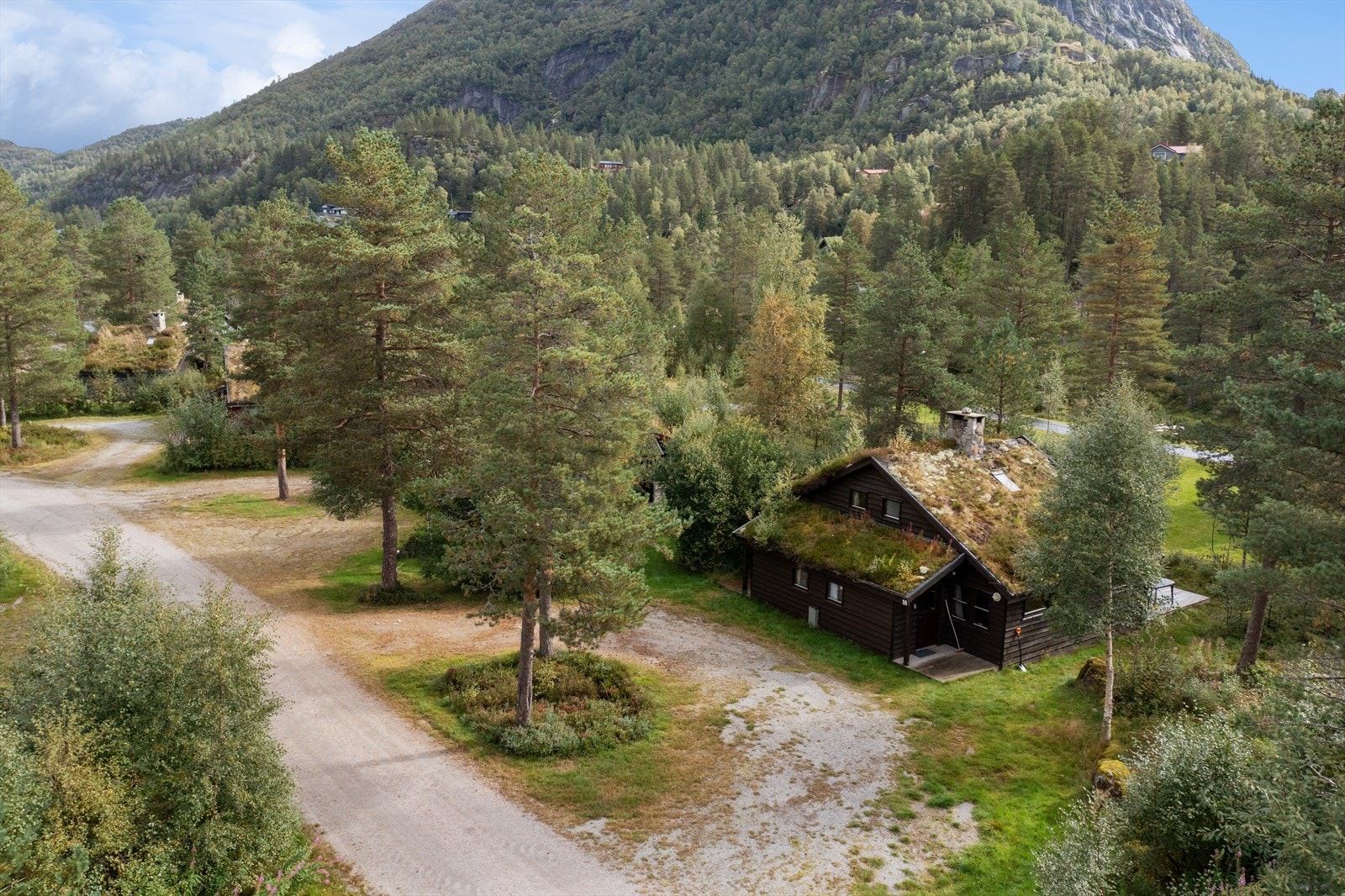 En trivelig vertikaldelt fritidsbolig over to plan, med et totalt bruksareal på 50 kvm. Galleribilde