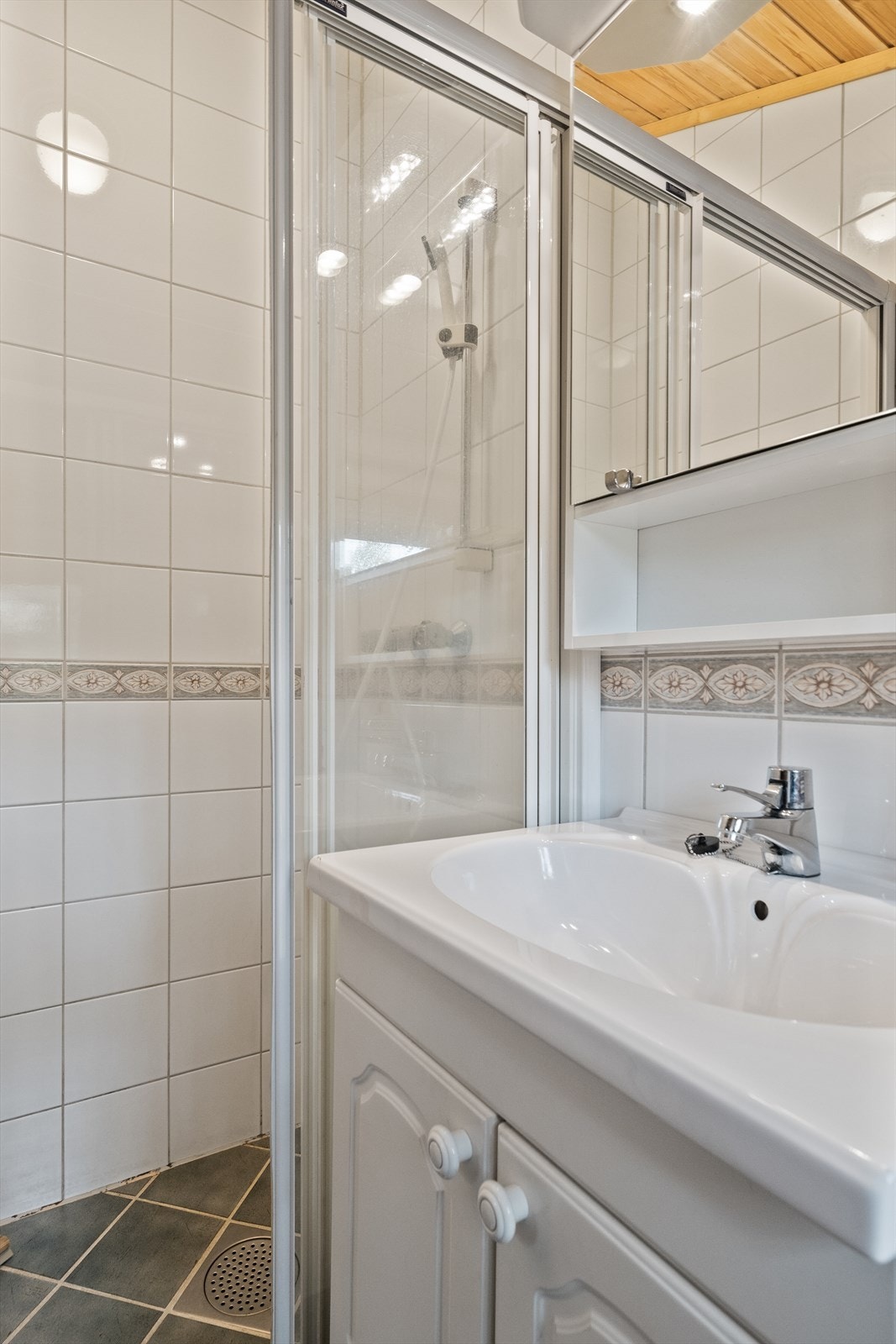 Badet er slitt og preget av alder. Det er ikke synlig membran i sluk og sluk ligger på innsiden av dusjnisje. Våtrommet har fått tilstandsgrad 3 av takstmann og må totalrenoveres. Alle forhold med tettesjikt, våtsone, sluk m.m. må dokumenteres. Galleribilde