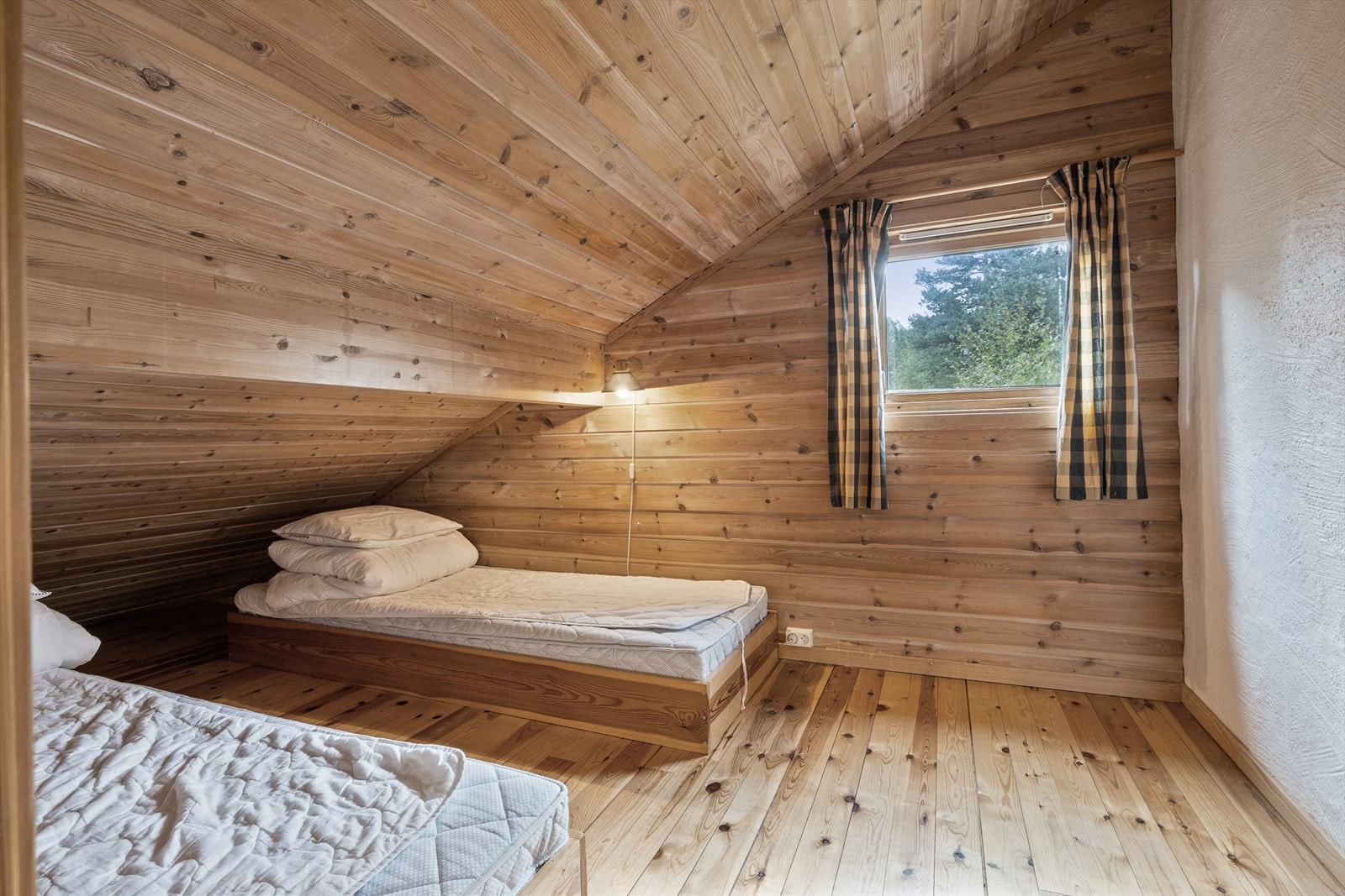 Det gjøres oppmerksom på at vinduene på loftet ikke tilfredsstiller dagens krav for størrelse i forhold til rømningsvei. Galleribilde