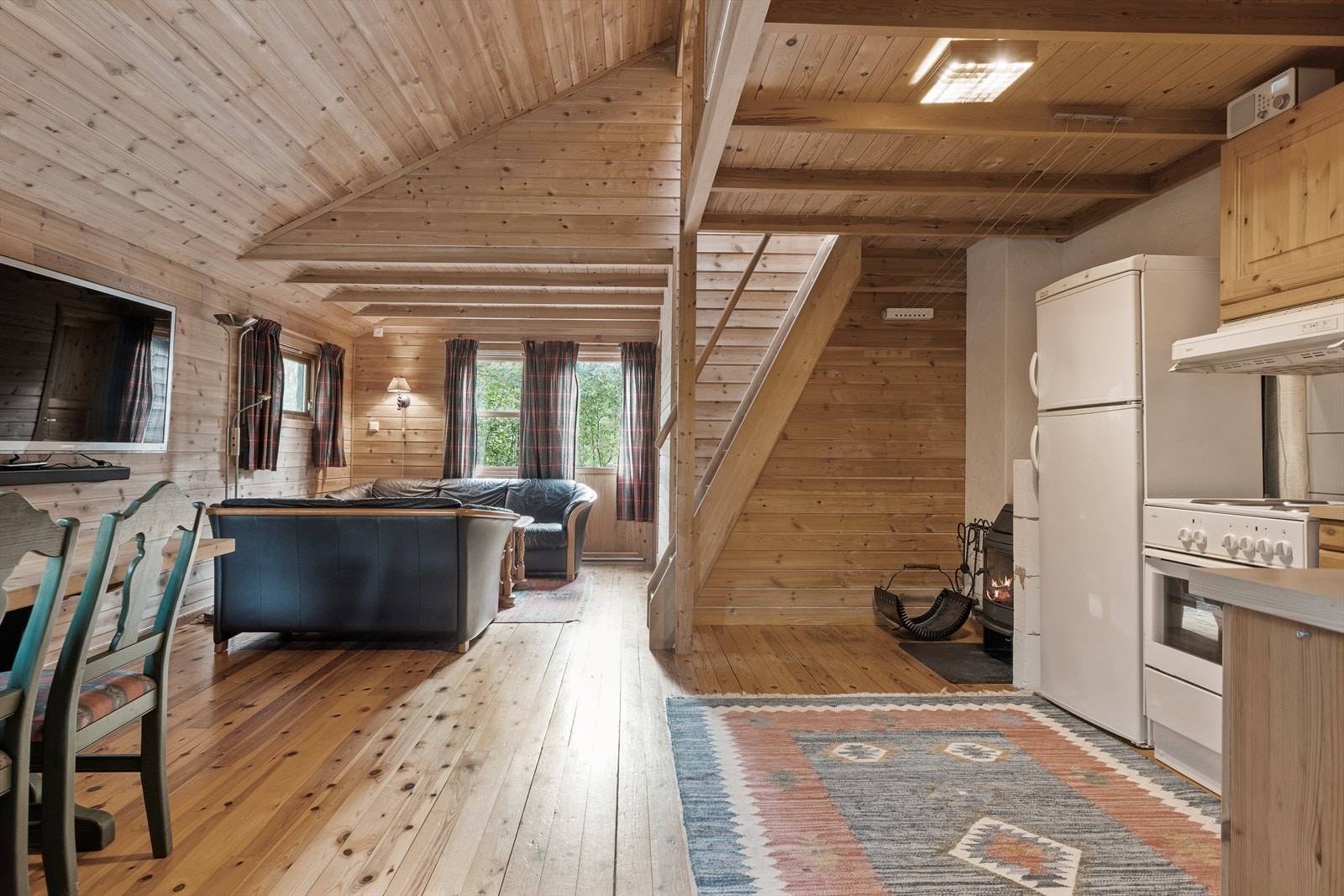 Kjøkkenet og stuen ligger i åpen løsning som bidrar til et sosialt og åpent oppholdsrom. Galleribilde