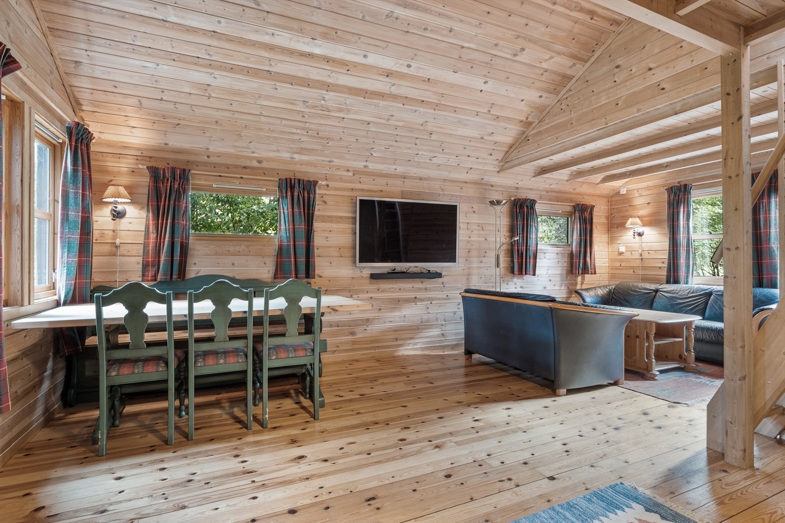 Godt med vindusposter gir rikelig med dagslys. Stuesonen har plass til både sofaløsning og spisestue. Galleribilde