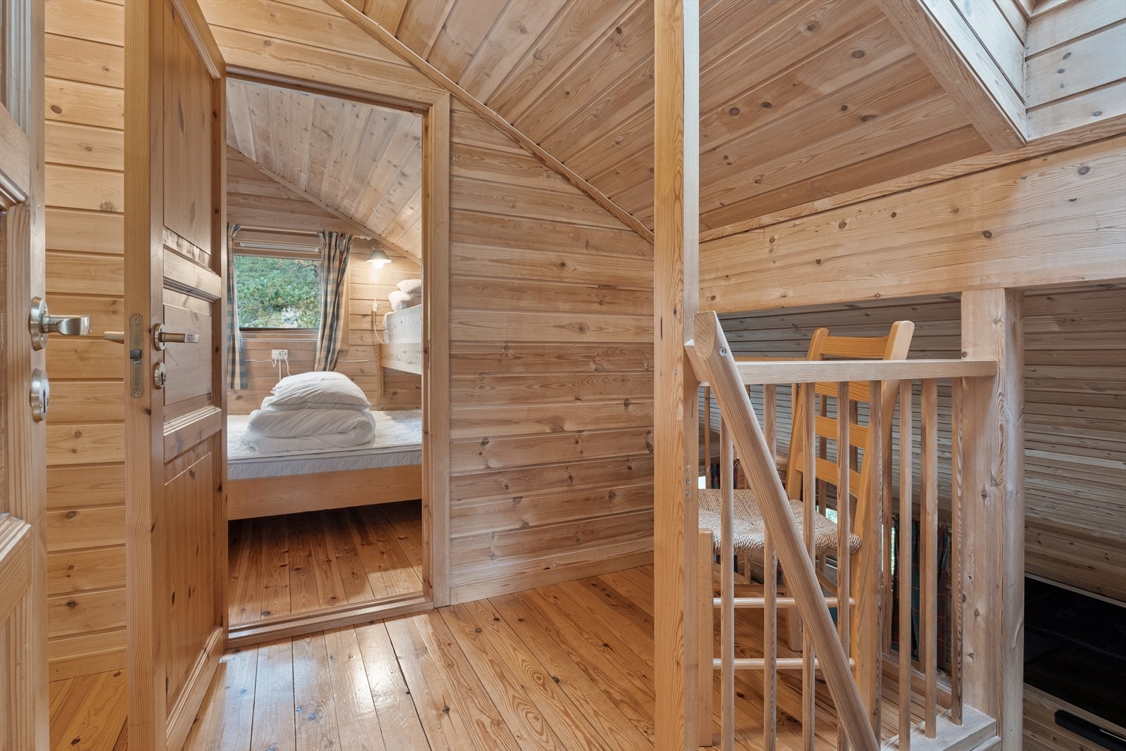 Fra stuesonen via trapp er det adkomst til loftsetasjen / hemsen. Galleribilde