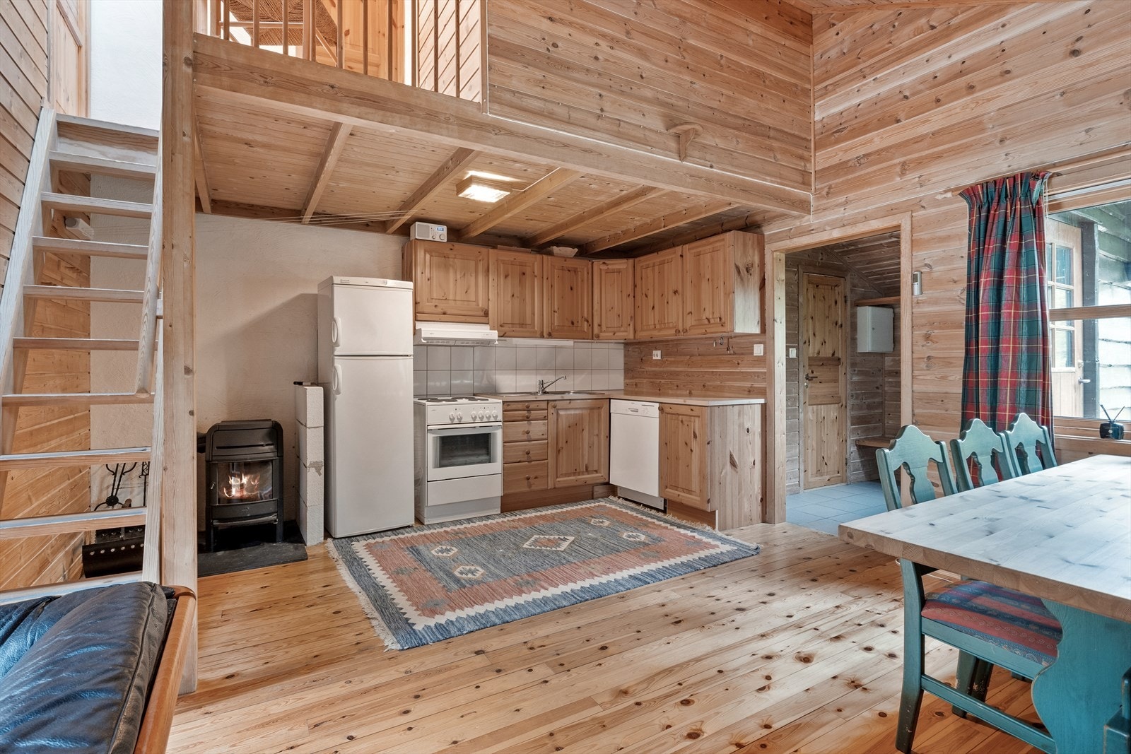 Etablert ildsted bidrar til den lune og gode innetemperaturen. Galleribilde