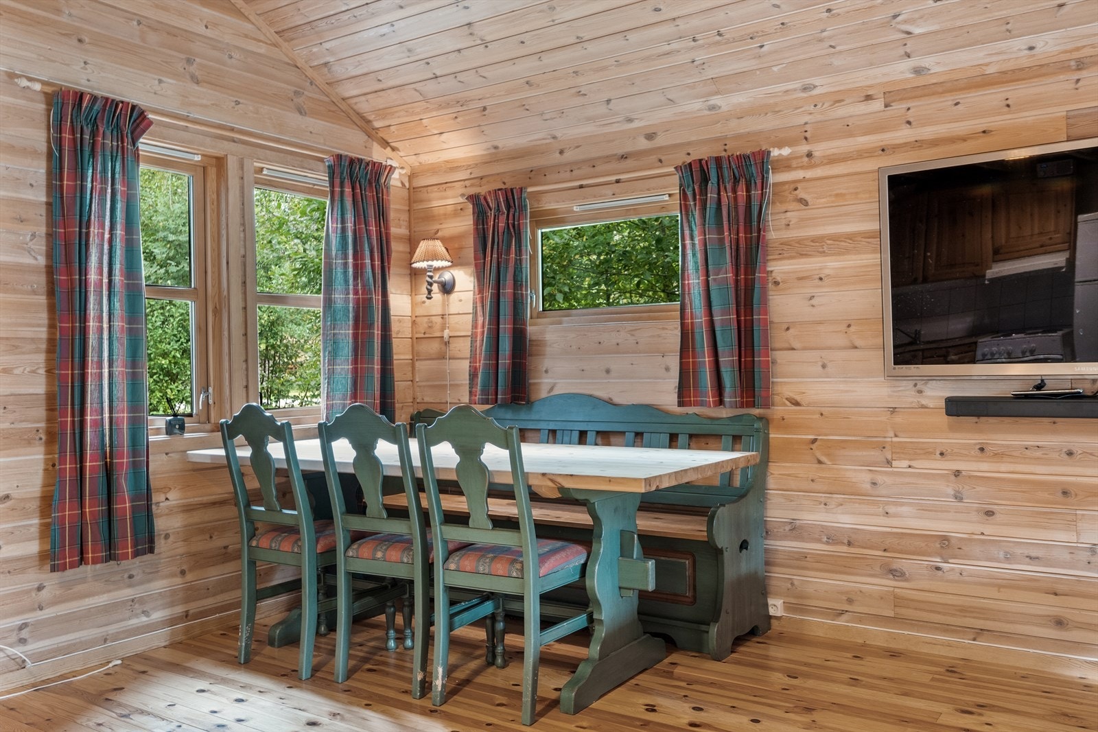 Gjennomgående for overflatene er furugulv og panelte vegger og tak. Galleribilde