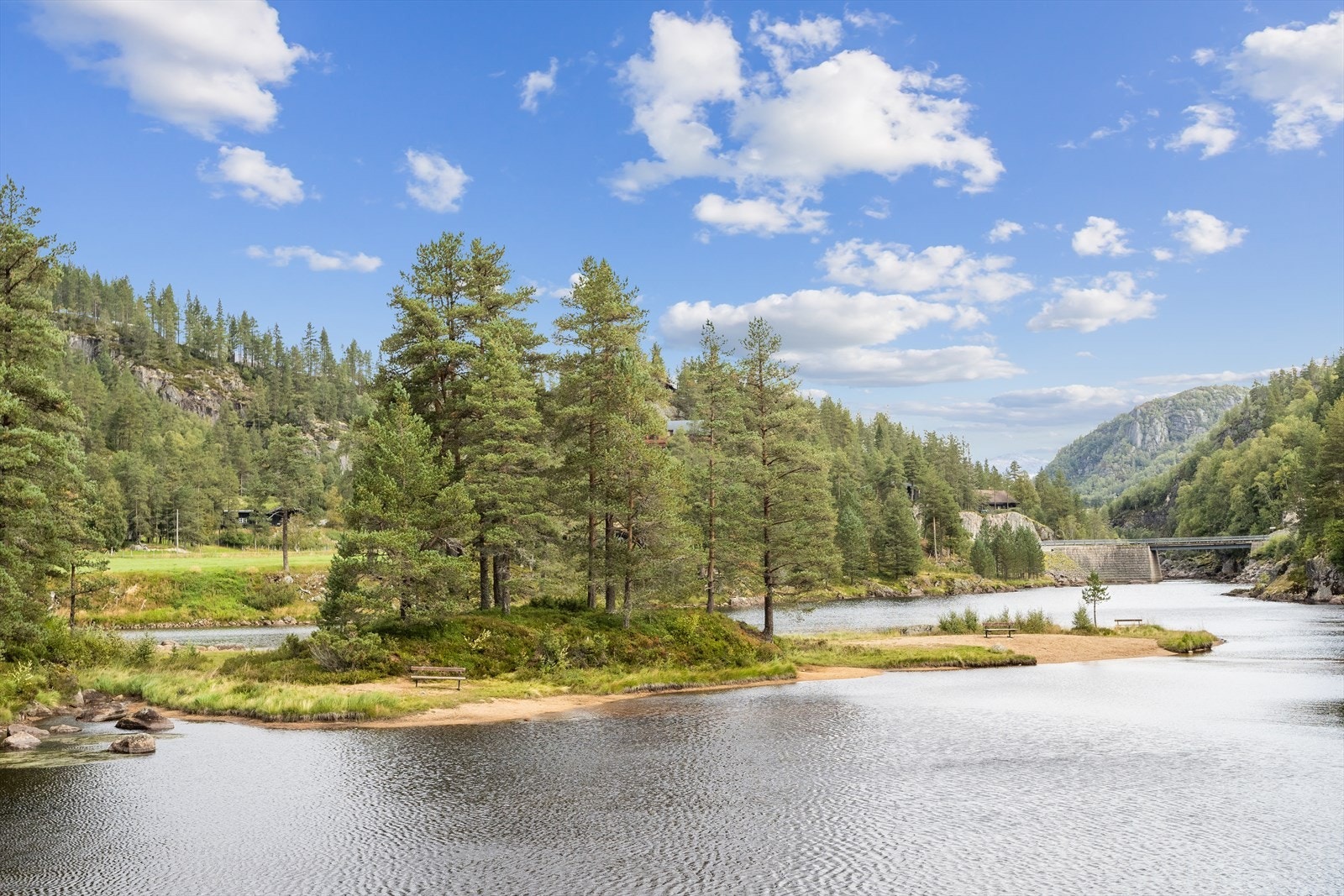 Nærområde rundt hytta er idyllisk og naturskjønt. Galleribilde