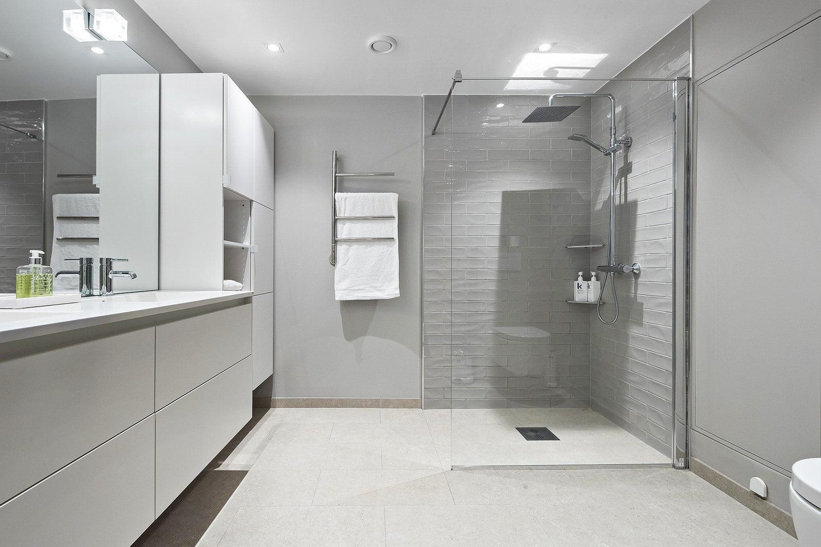Nydelig bad på 6,5 kvm. Her er det flislagt gulv med gulvvarme, vegghengt WC, dusjhjørne og downlights i himling. Badet er nytt fra 2021 og har fått TG0 fra takstmann. Galleribilde
