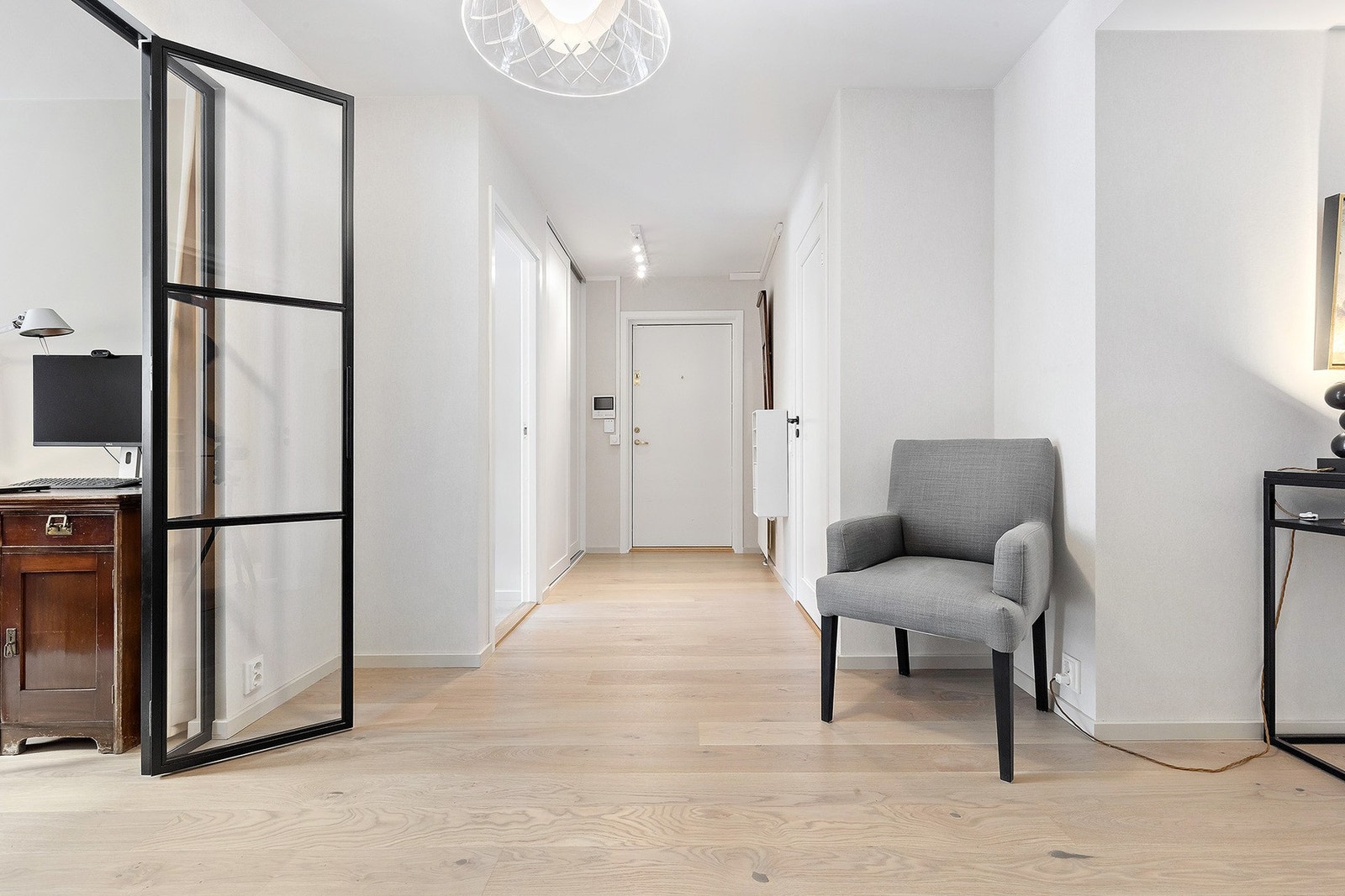 Meget romslig entre/gang på hele 17 kvm med praktisk skyvedørsgarderobe. Galleribilde