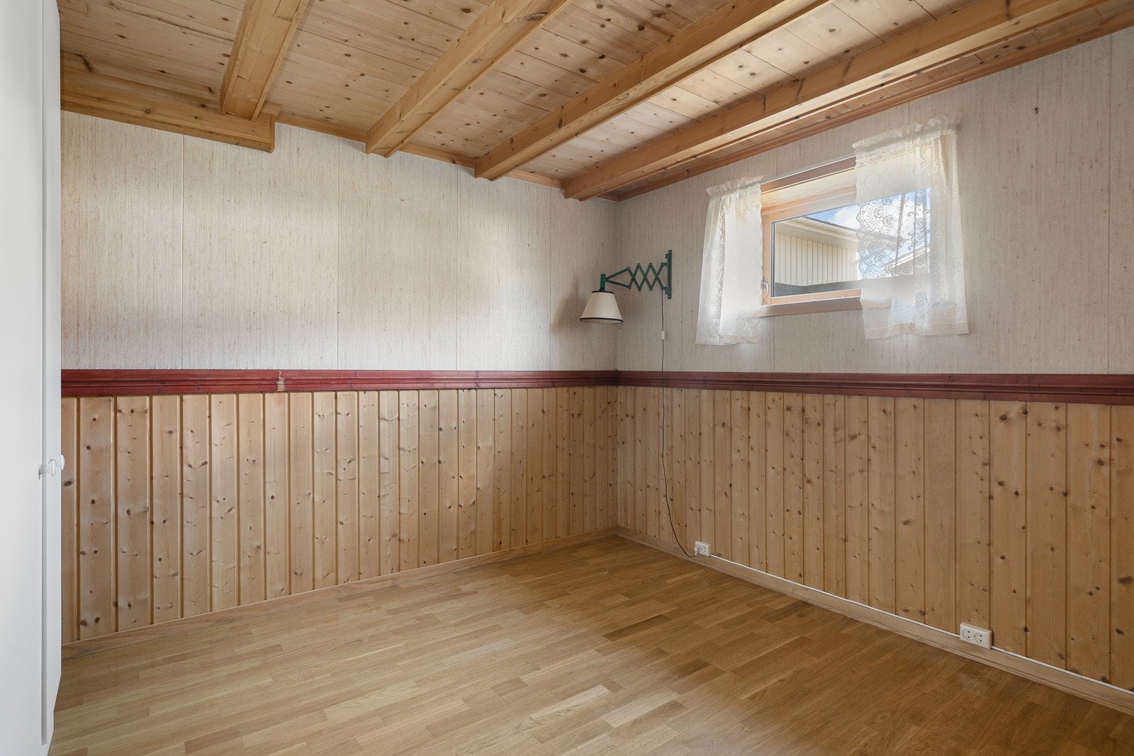 Soveromsvinduet er gitt TG 3 i tilstandsrapporten. Vinduet har ikke de mål som gjør at det kan godkjennes som rømningsvei. Galleribilde