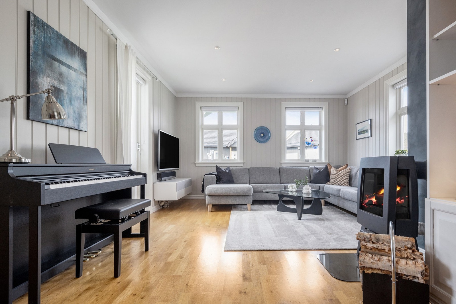 Her har du plass til både piano og stor sofagruppe. Rommet har vedovn og downlights i himling. Galleribilde