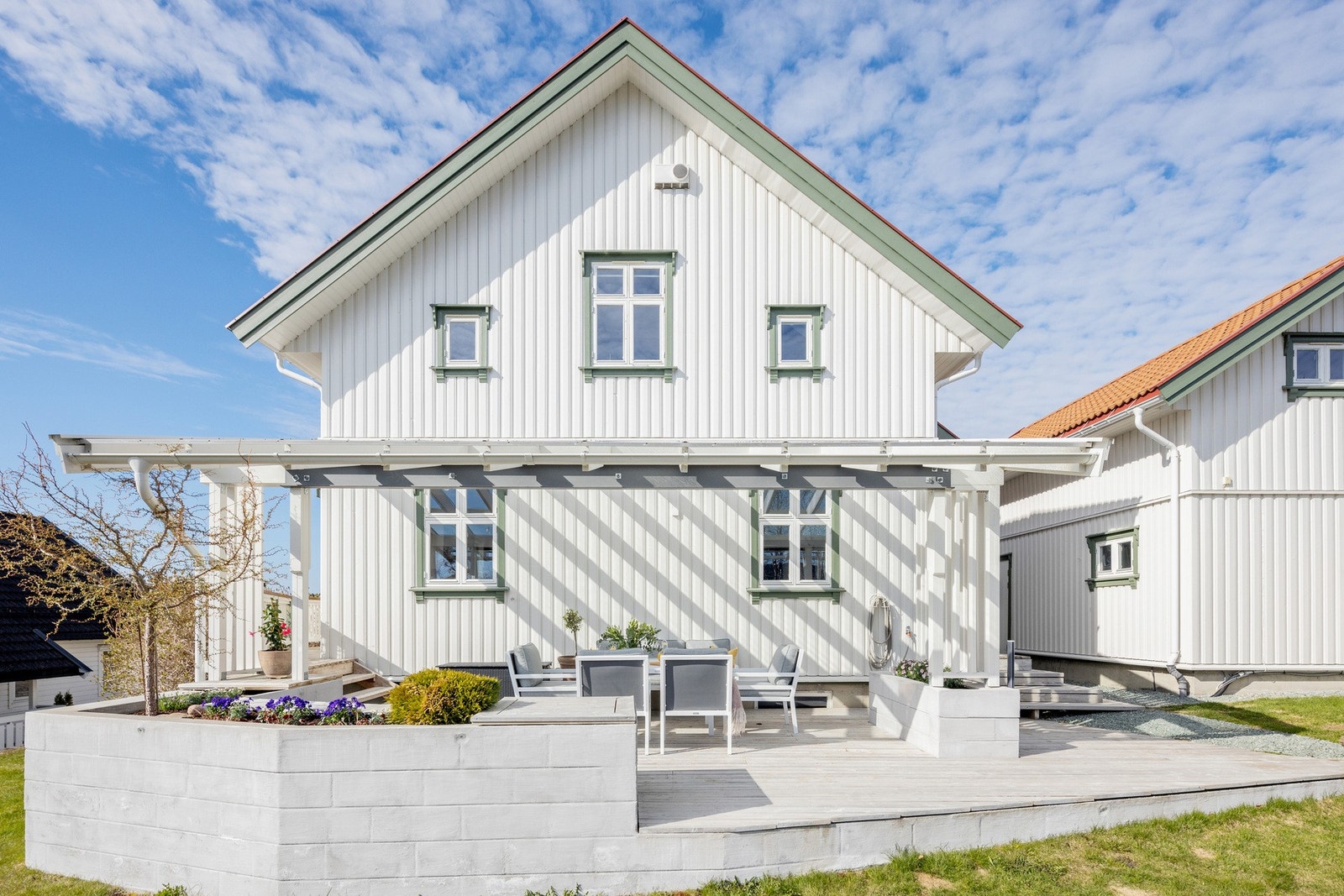 Svært innbydende uteareal med takoverbygg. Hele 90 kvm terrasser til sammen. Galleribilde
