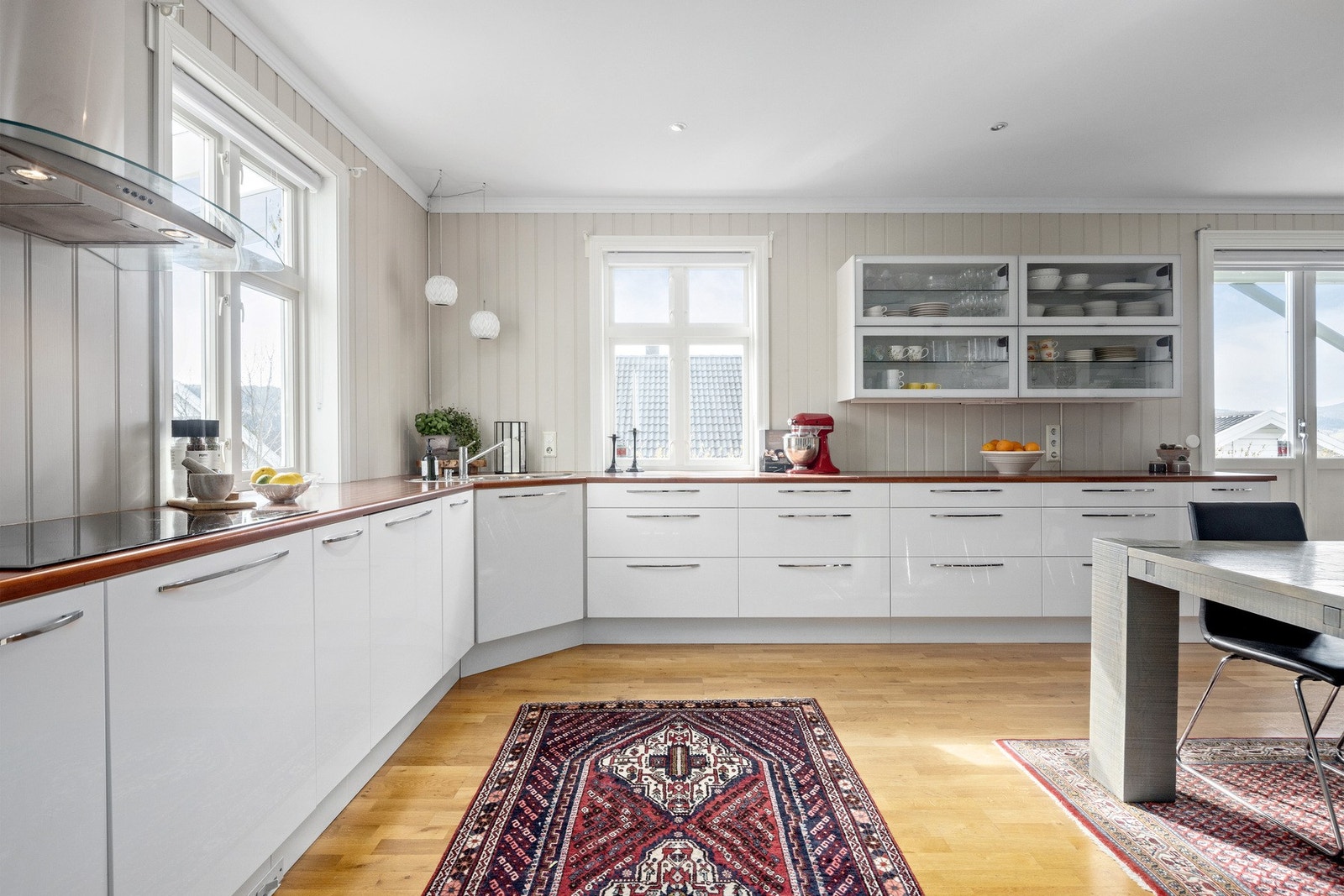 Rommet har svært stor innredning med god lagringsplass Galleribilde