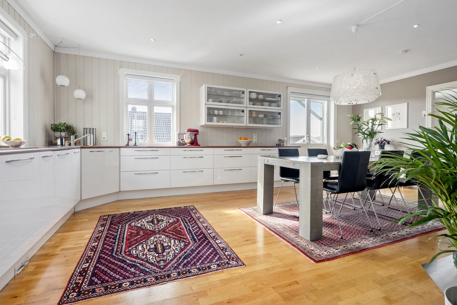 Boligen har vært gjenstand for vesentlige oppgraderinger de senere årene med bl.a ny varmepumpe til vannbåren varme og nytt ventilasjonsanlegg Galleribilde