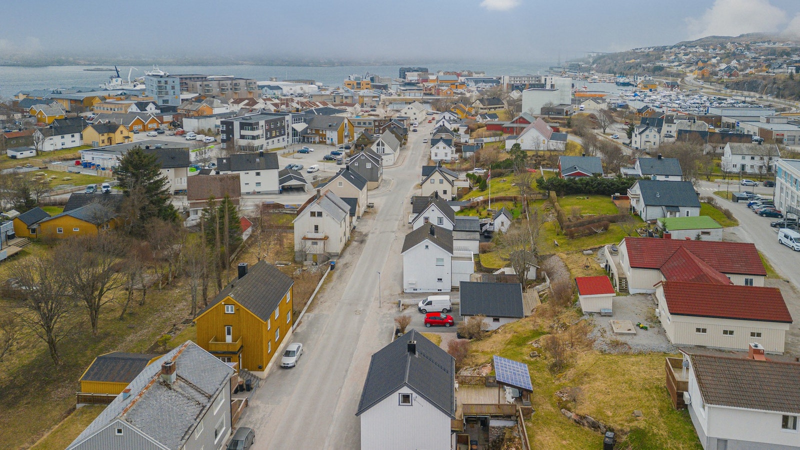 Dronebilde over eiendommen og nærområdet Galleribilde