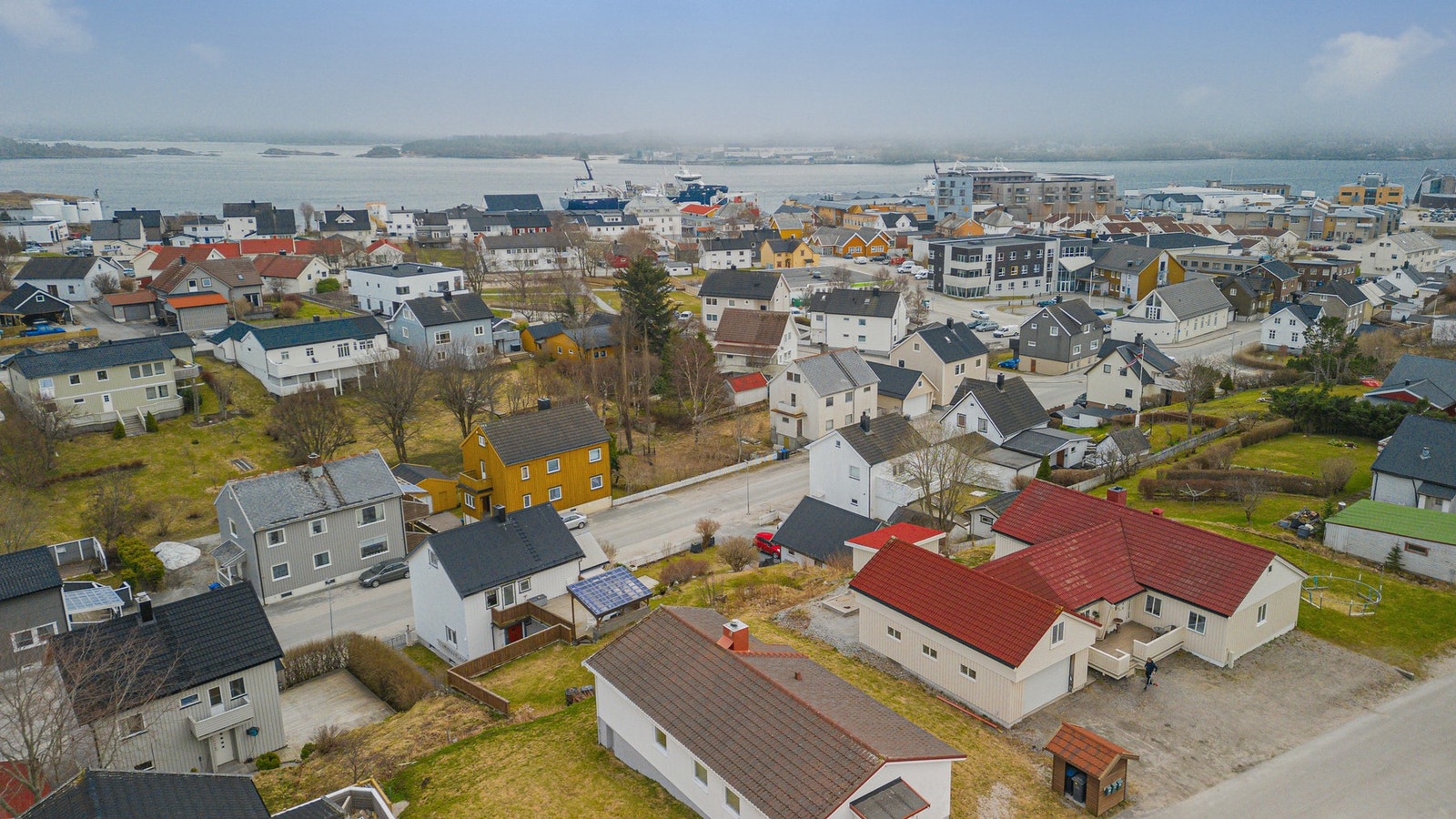 Dronebilde over eiendommen og nærområdet Galleribilde