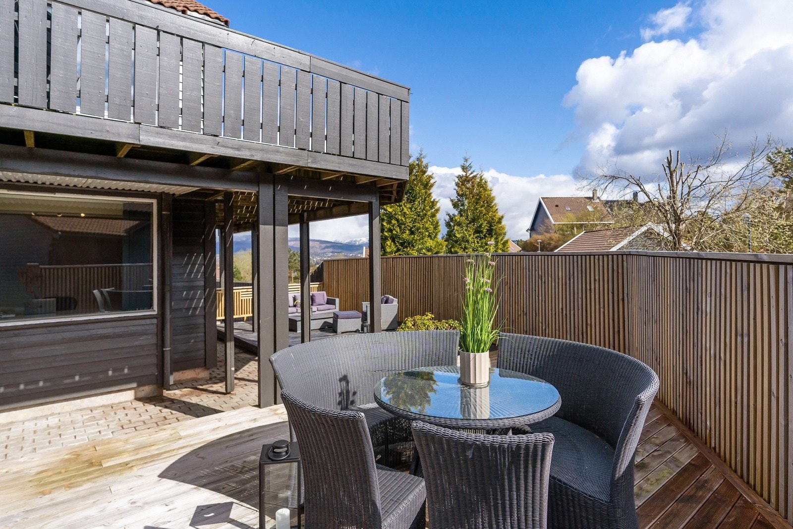 Terrassen ved inngangspartiert ble oppført i 2021 og nytt spilerekkverk ble tillaget i 2021/2022. Galleribilde