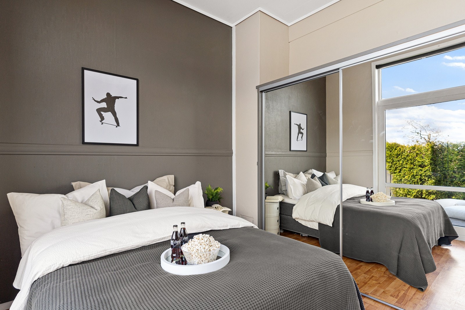 Takhøyden på de to soverommene som er ved siden av hverandre er på hele 3,13 meter og gir en meget god atmosfære. Skyvedørsgarderobe medfølger. Galleribilde