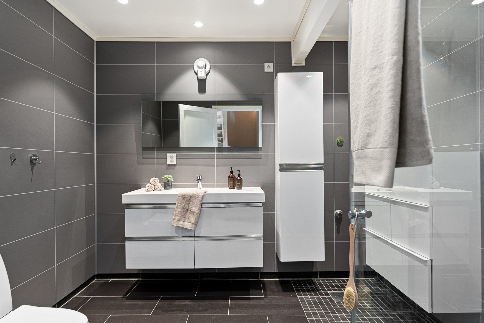 Badet ble modernisert i 2017. Arbeidet ble utført av fagfolk som dugnadsarbeid. Eksisterende vannrør, plastsluk og varmekabler er fra 1996. Galleribilde