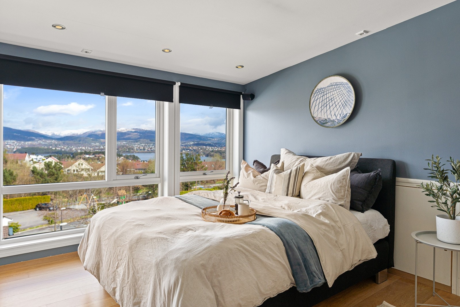 Romslig soverom (ikke godkjent soverom) med skyvedørsgarderobe og spektakulær utsikt. Galleribilde