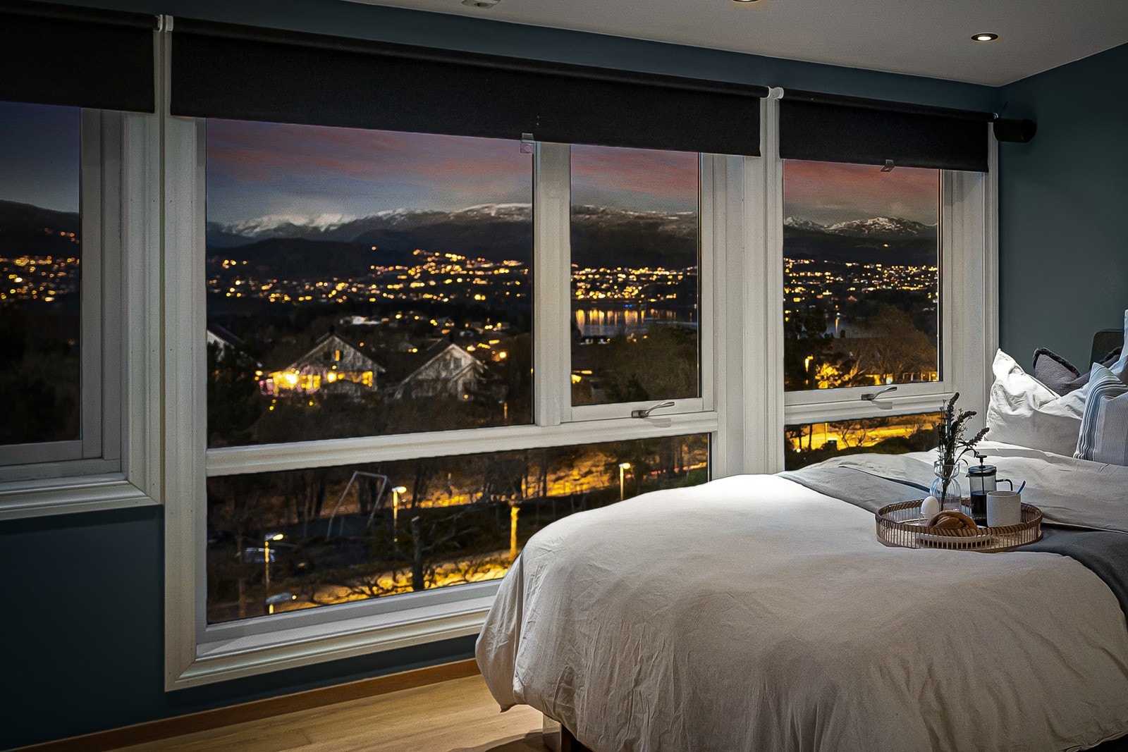 Fra boligen er det spektakulær utsikt mot store deler av Fana, Nordåsvannet, Landås, Bønes, Fyllingsdalen og flere av Byfjellene mm. Galleribilde