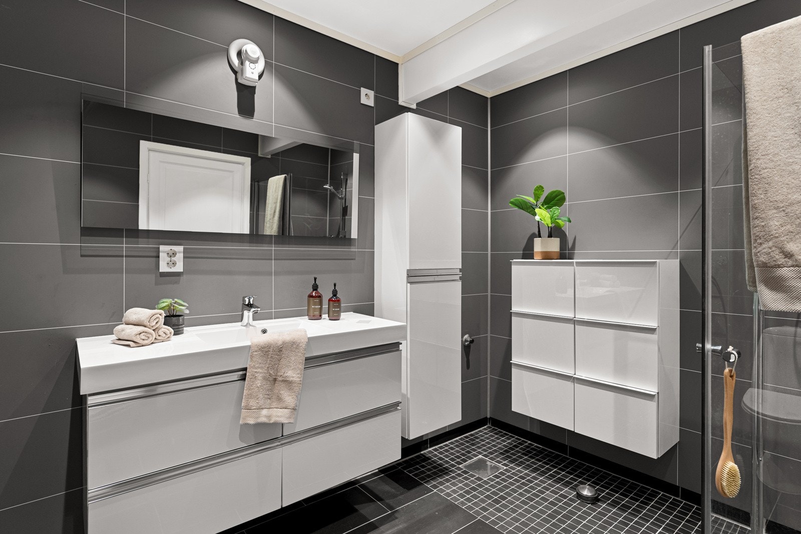 Lekkert bad oppusset i 2017 med fliser på gulv og baderomsplater på vegg og led spotlights i tak. Galleribilde