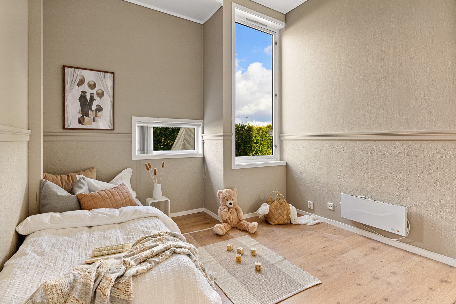 Alle veggoverflater er malt i 2022/2023 i moderne fargetoner. Galleribilde