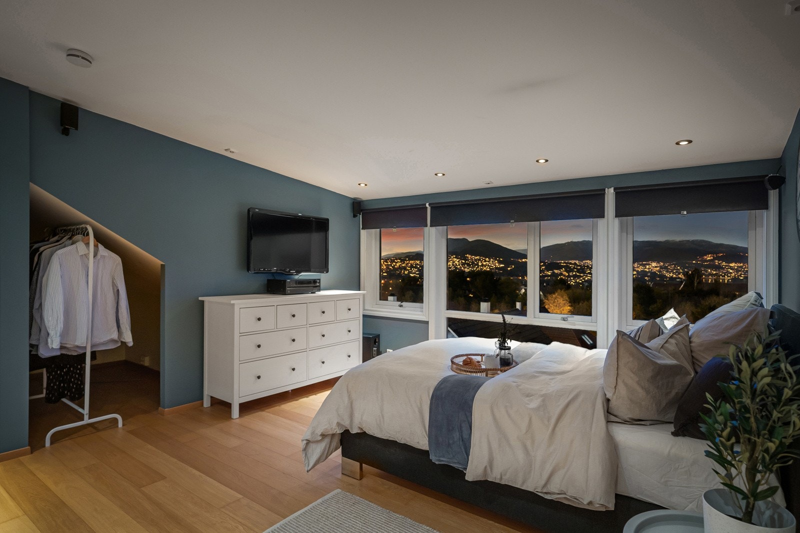 Tenk å våkne opp til synet av byfjellene hver dag! Galleribilde