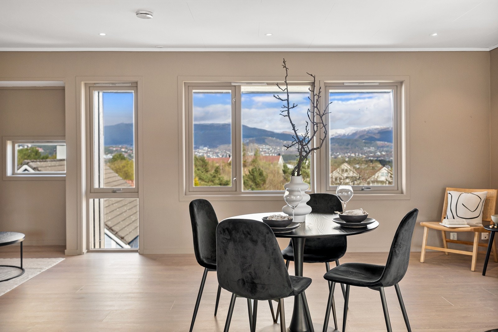 Meget flott utsikt fra stuen også! Galleribilde