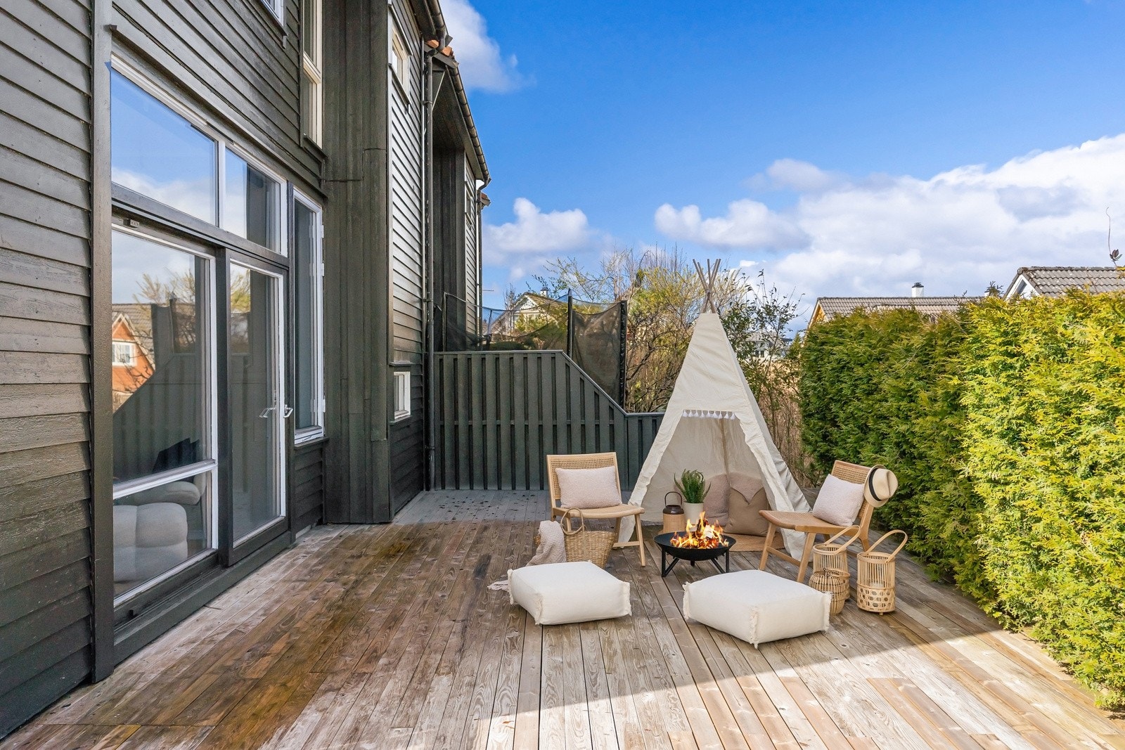 Deler av terrasse med utgang fra soverom. Galleribilde