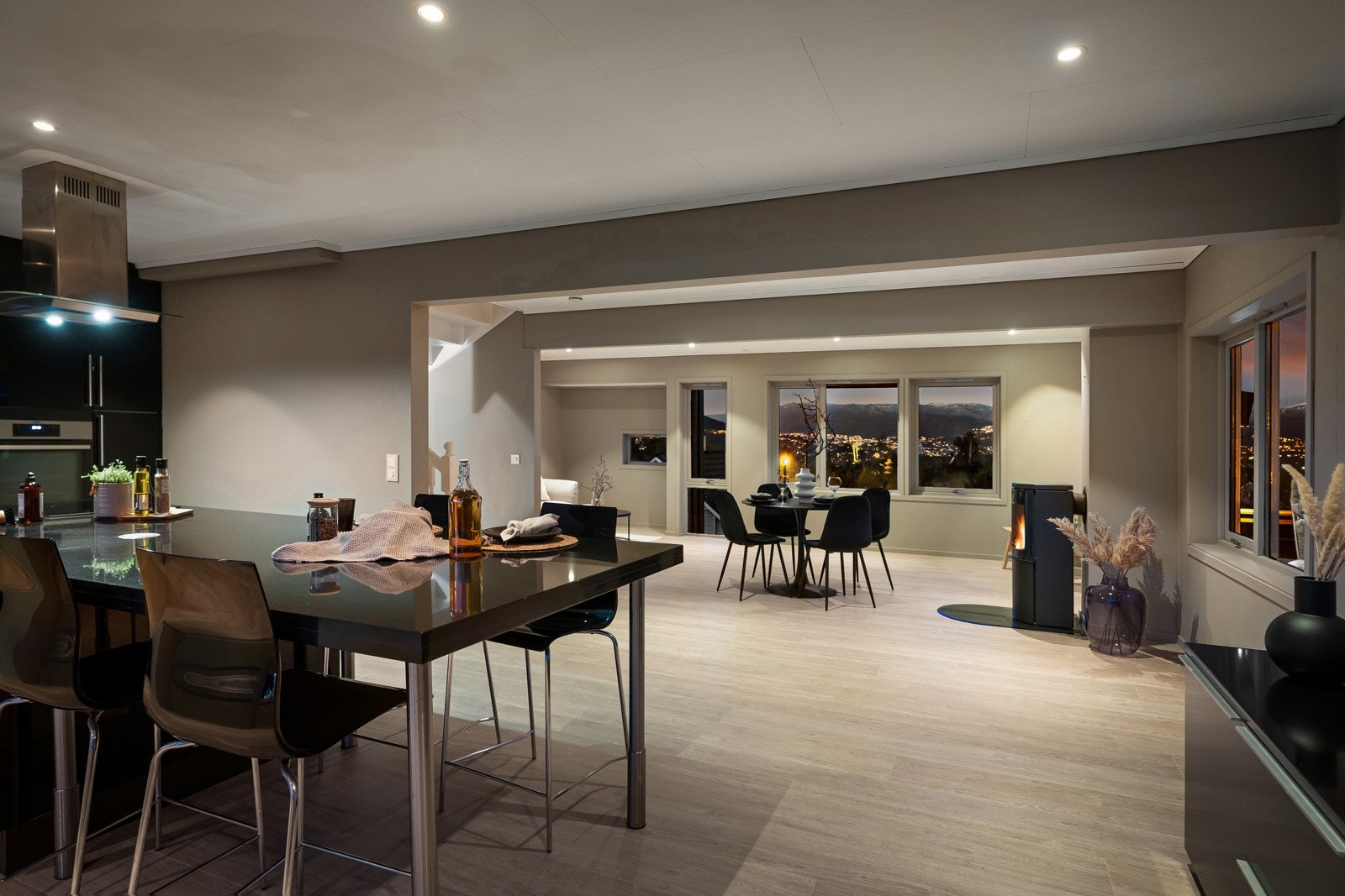 Fra kjøkkendelen er det utgang til sør/vestvendt altan på 34,3 m². Galleribilde