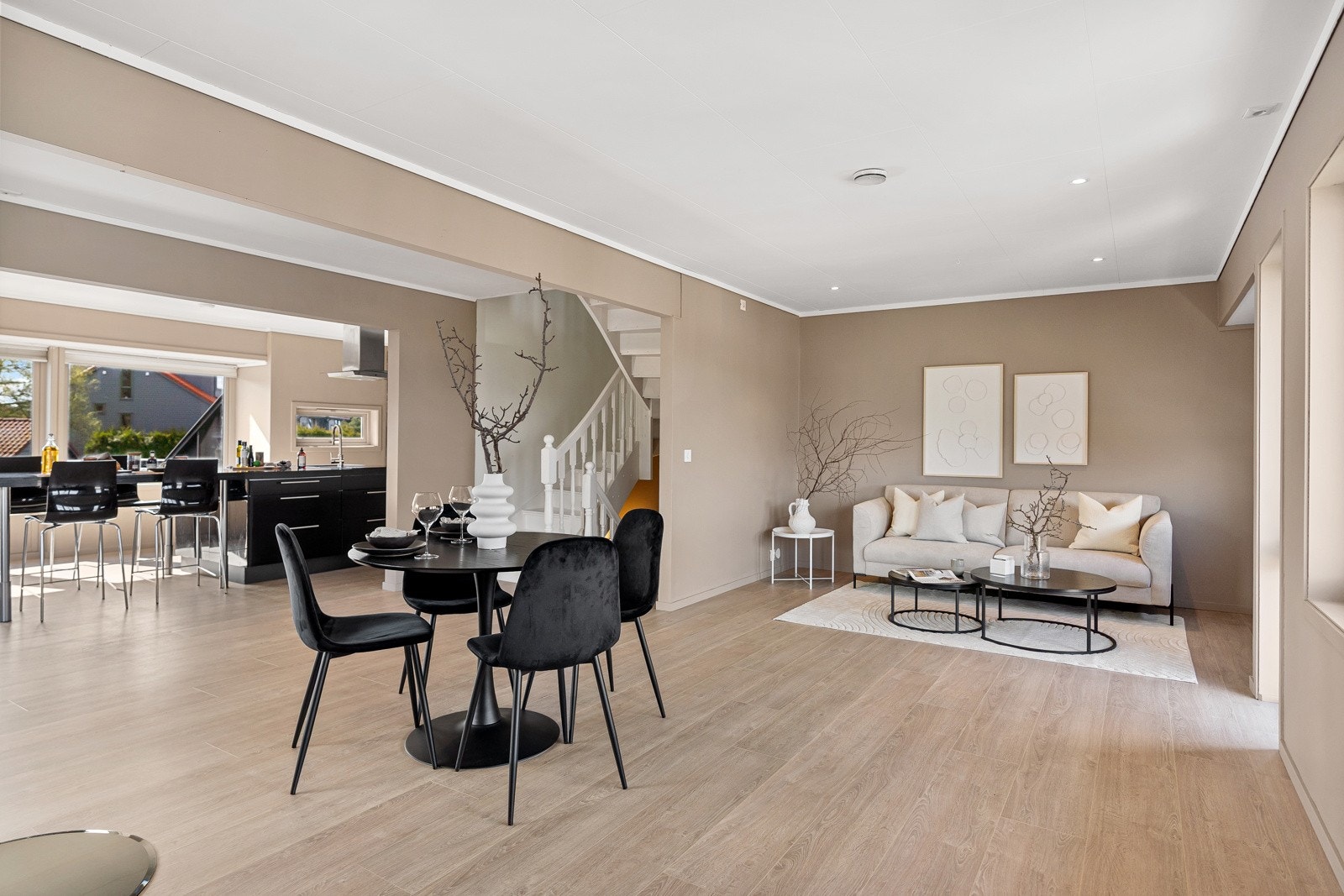 Nytt laminatgulv i stue/kjøkken/trapperom i 2023. Galleribilde