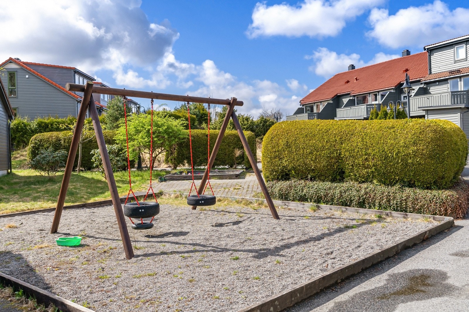 Flere lekeplasser i området og kort vei til barnehager og skoler. Galleribilde