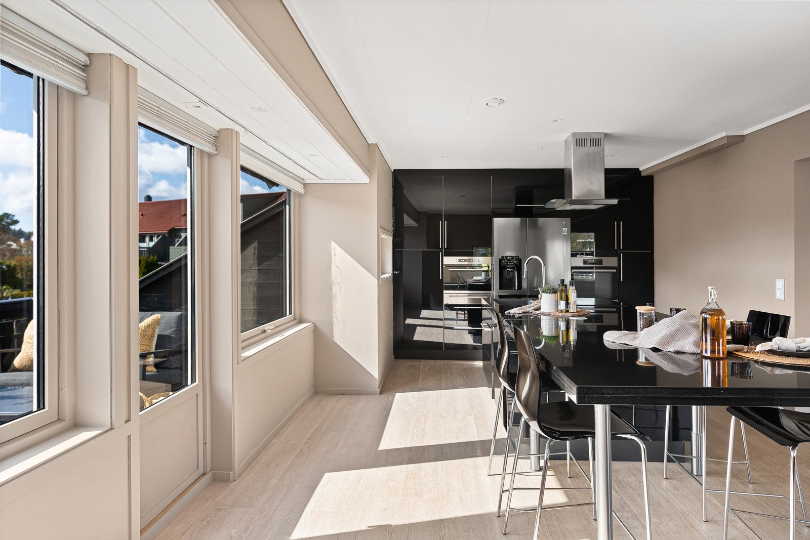 Her er det integrerte hvitevarer som stekeovn og platetopp med induksjon (2018 AEG), kombiovn (micro/stekeovn), oppvaskmaskin (Siemens) og varmeskuff (Ikea). Galleribilde