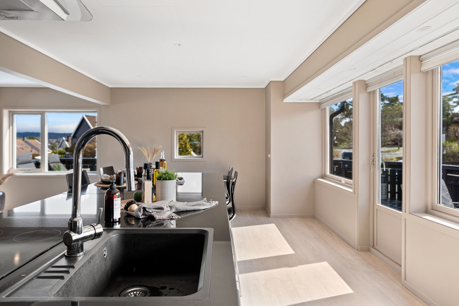 Kjøkkenet er virkelig en sosial sone i rommet. Galleribilde