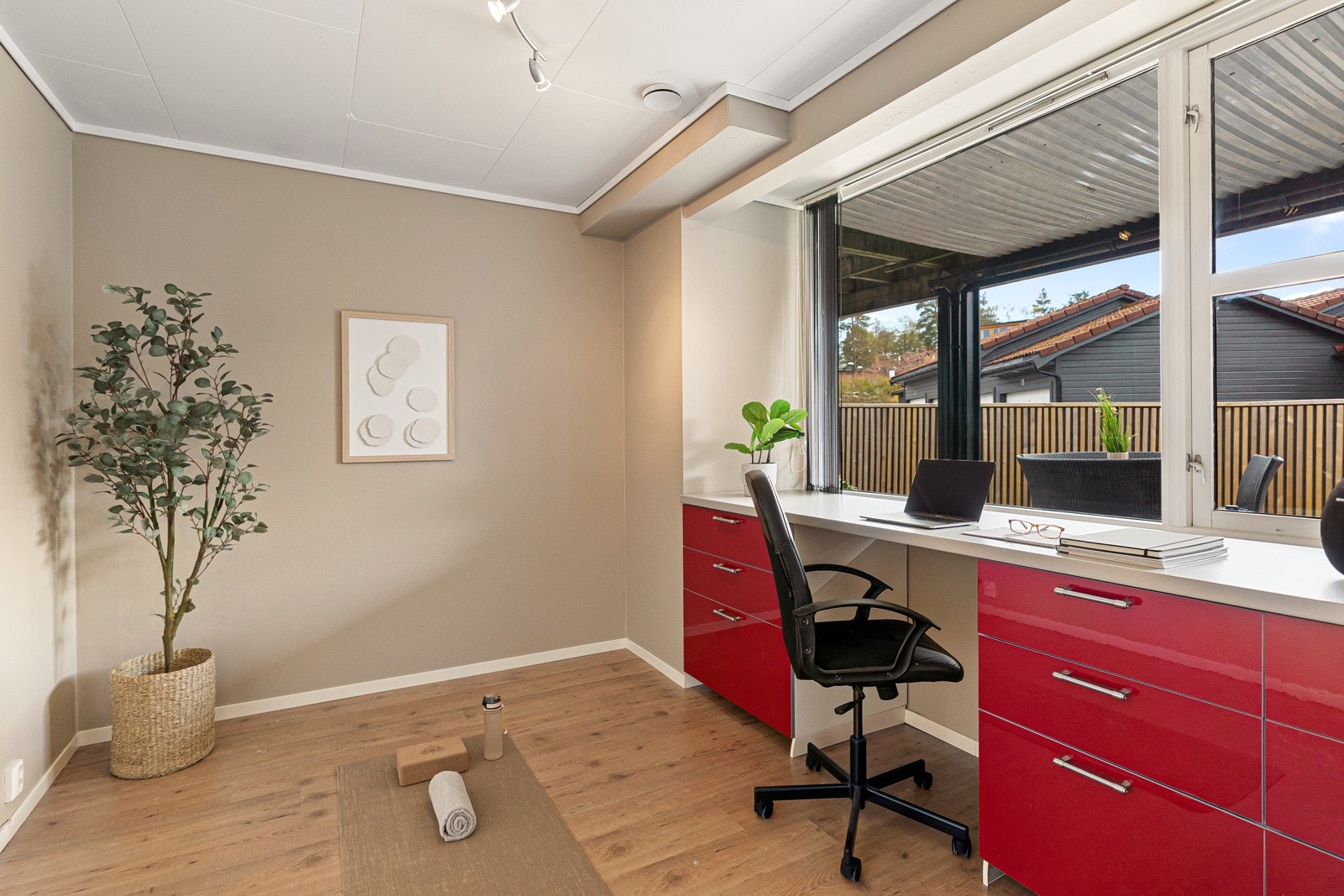 Soverom 3 i 1.etasje er brukt som hjemmekontor/gjesterom. Innredning/skap og benkeplate vil medfølge. Galleribilde