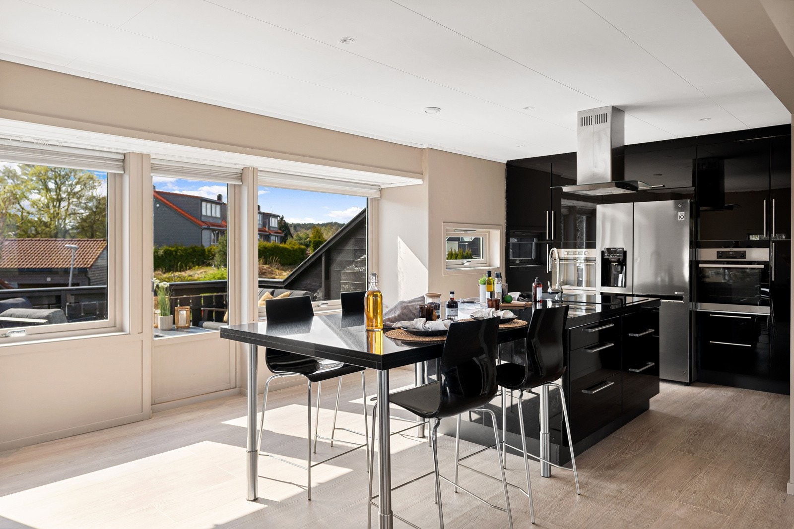 Medfølgende hvitevarer: Side by side kjøleskap/frys m/vann- og isbitmaskin (LG). Fra ca 2018/2019. Galleribilde