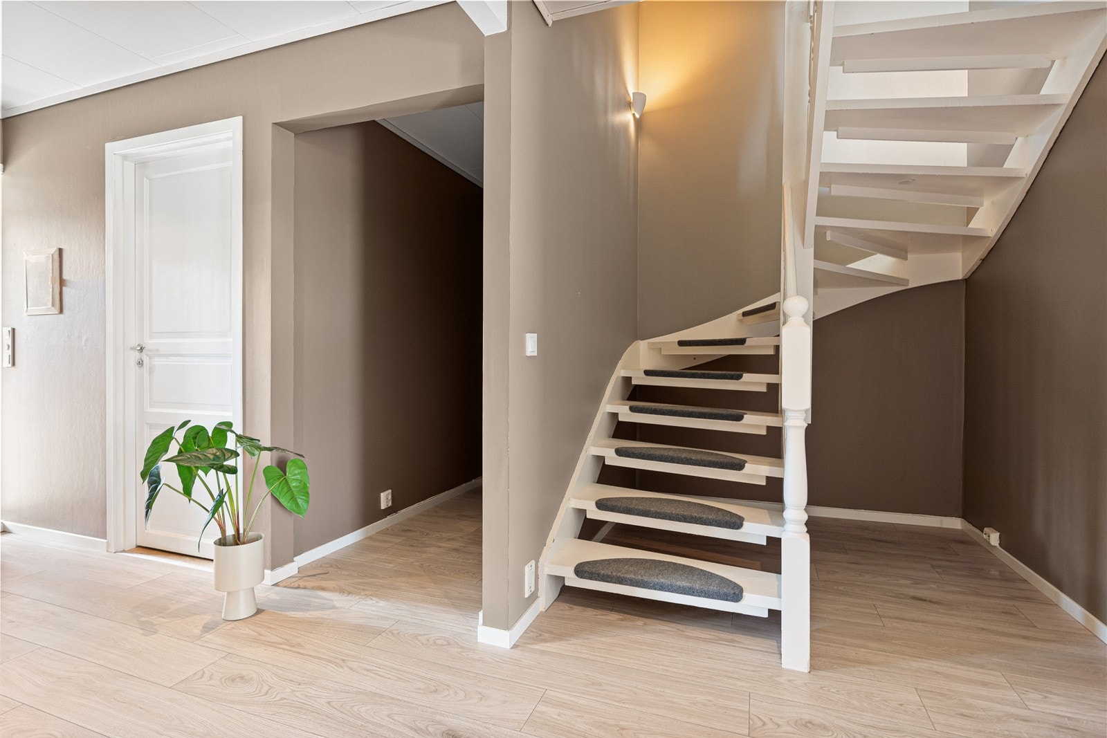 Innhukk i gang med god plass til oppheng av yttertøy og skostativ. Galleribilde