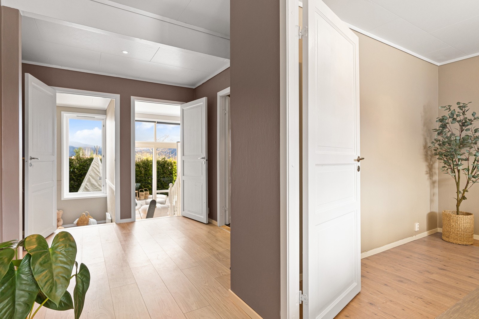 I denne etasjen finner du entre/gang, vaskerom, 3 soverom og bad. Galleribilde