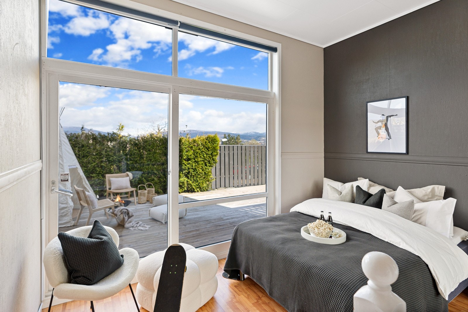 Soverom i 1.etasje med utgang til sør/østvendt terrasse på hele 64,5 m² som strekker seg rundt boligen. Galleribilde