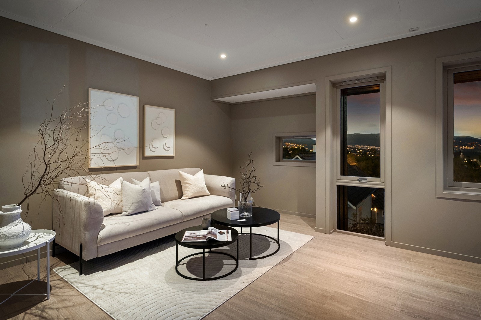 Himling i stue/kjøkken/trapperom ble malt i 2023. Galleribilde