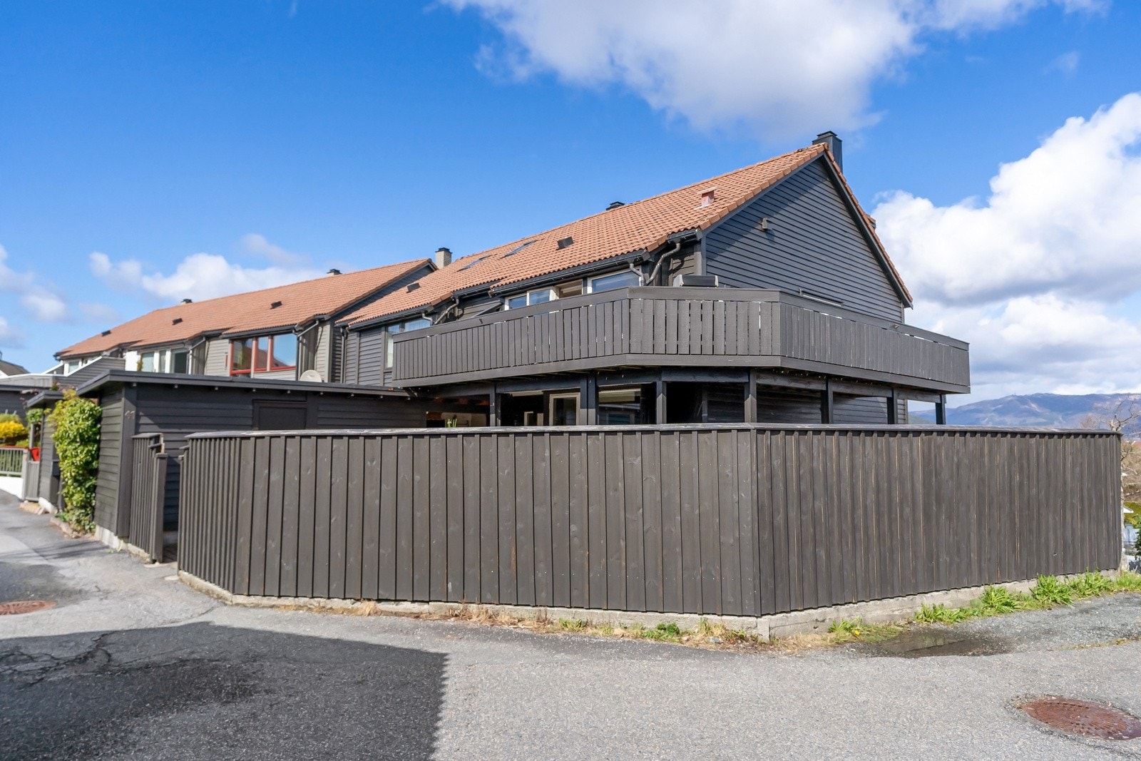 Enderekkehus med mye utenomhusarealer og skjermet for innsyn. Galleribilde