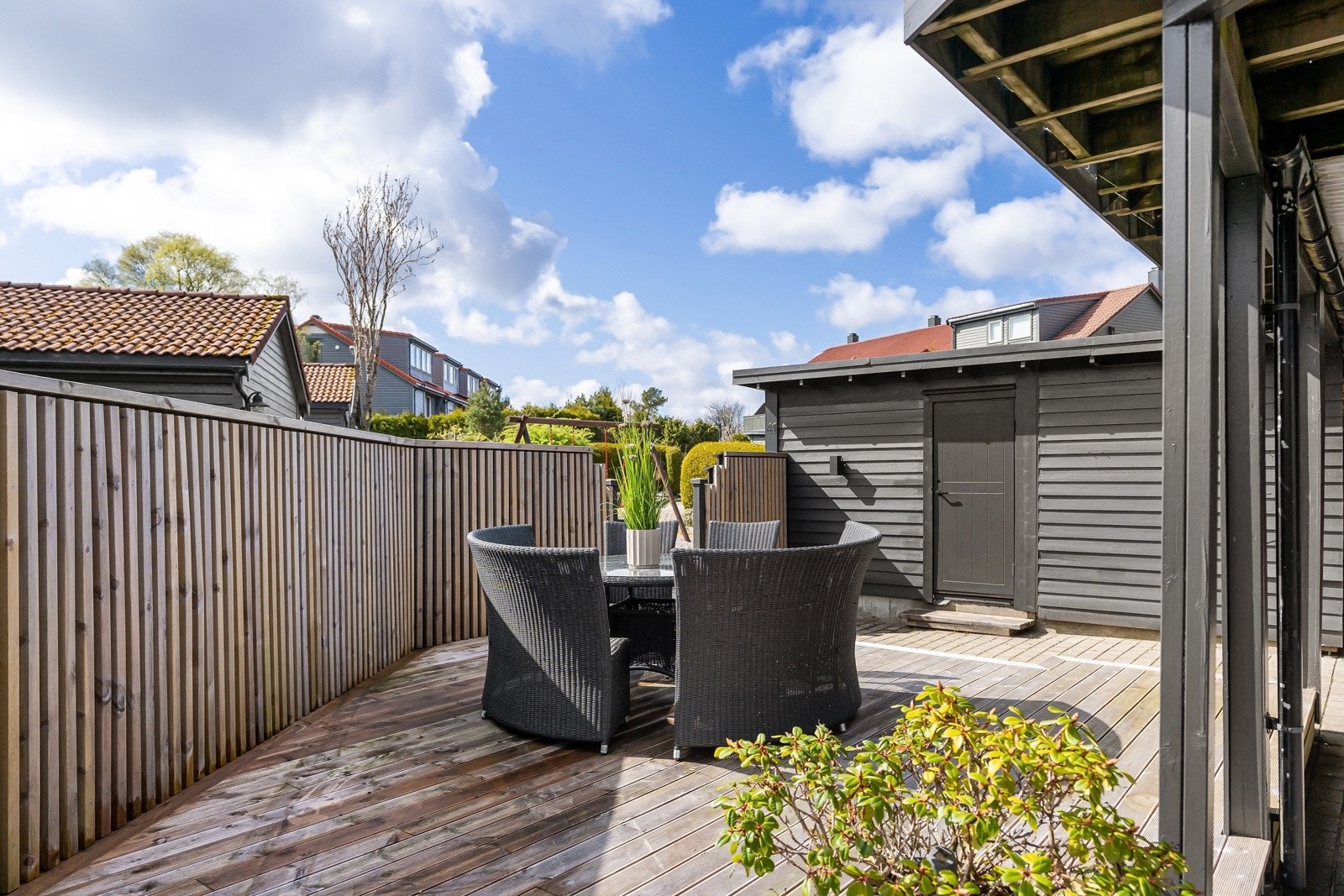 Ved inngangspartiet er det også en utebod på 6 kvm med innlagt strøm. Galleribilde