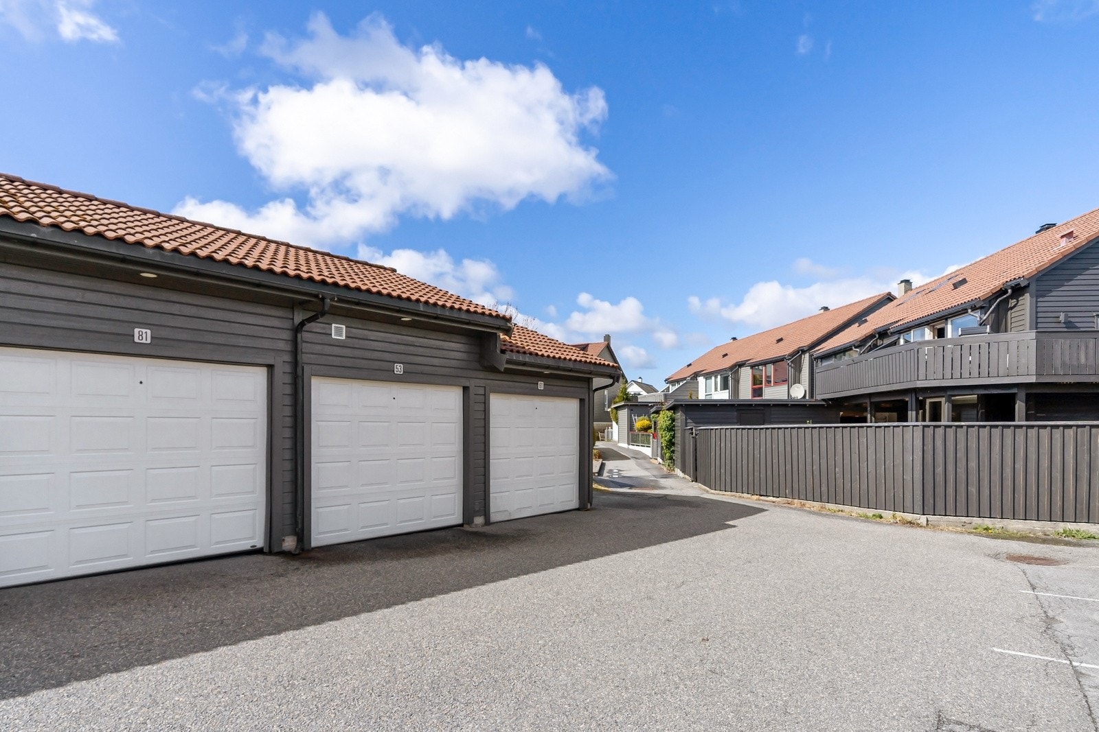 Boligen har en fast garasjeplass like ved hvor det også er installert ladestasjon for elbil i 2017/2018. Lader av merket Zaptec. Galleribilde