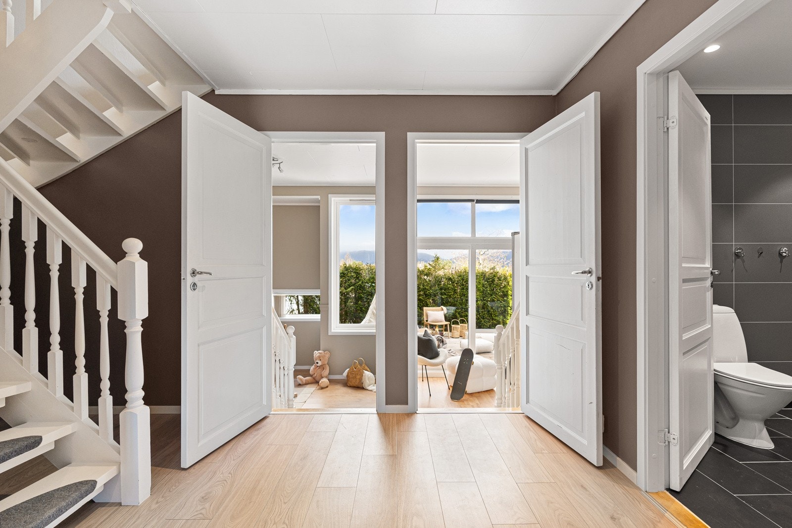 Ny vinyllaminat i entre/gang/trapperom i 2023. Alle veggoverflater er malt i 2022/2023. Galleribilde