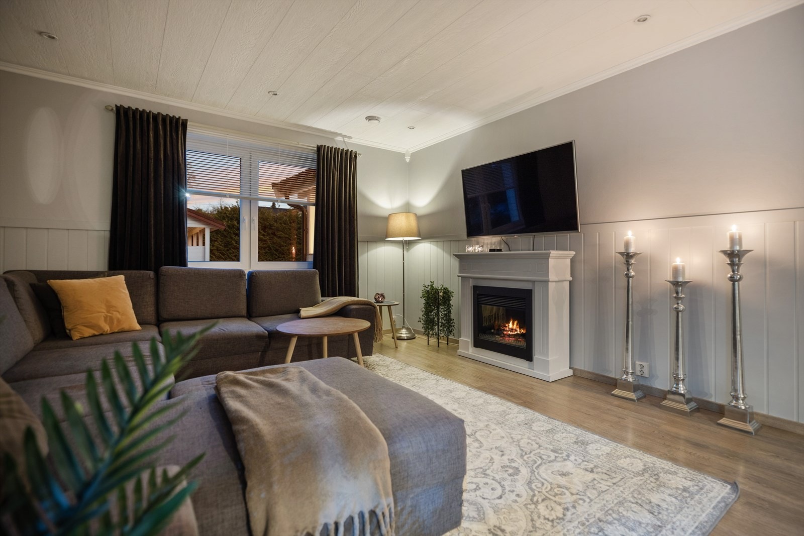 Det er en koselig atmosfære i stuen om kvelden. Galleribilde