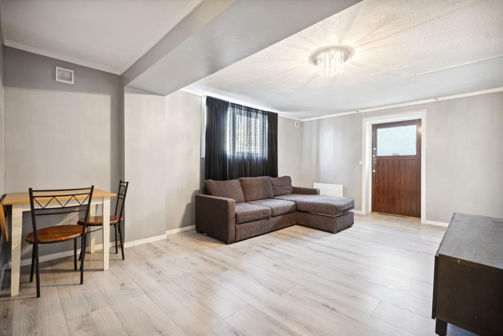 Lyst og romslig rom med plass til både sofagruppe og spisebord. Overflatene er malt i dus og behagelig farge og gulvet er belagt med laminat. Det er egen inngangsdør til den utleide delen. Galleribilde